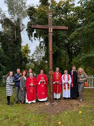 Raudondvario Šv. Kūdikėlio Jėzaus Teresės bažnyčios kryžius misijoms atminti. 2025 m. parapijos misijų organizatorių  fotografija 